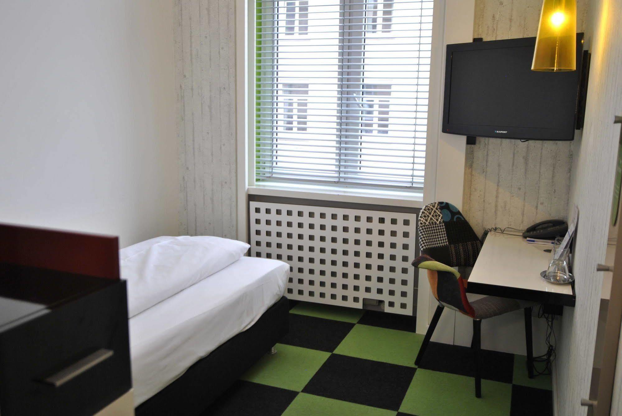 Hotel Cristall - Frankfurt City Frankfurt am Main Exterior photo